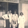 Pan Syrovátka s rodinou a zaměstnanci,před svým kadeřnictvím a holičstvím v Hálově ulici