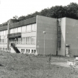 Nov budova kolky krtce po oteven v r. 1983