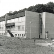 Nov� budova �kolky kr�tce po otev�en� v r. 1983