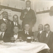 Pivn� spole�nost v hostinci U n�dra�� v r.1923