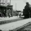Z�b�r ze stejn�ho filmu, jen je v�ce vid�t n�dra�n� budova.Na obou sn�mc�ch jsou vid�t i udr�ovan� toalety.